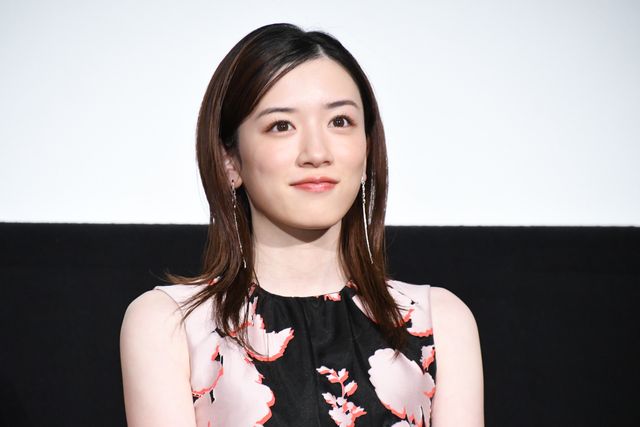 永野芽郁が田中圭の眼鏡をセレクト！『そして、バトンは渡された』大ヒット御礼舞台あいさつ（2枚目）