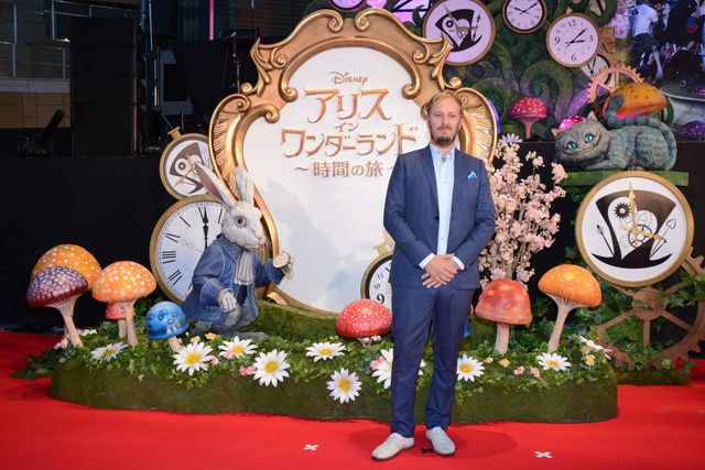 ミア、妖艶なドレスで降臨！『アリス・イン・ワンダーランド／時間の旅』ジャパンプレミアフォトギャラリー！（4枚目）