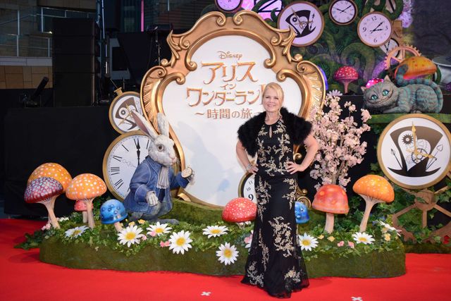 ミア、妖艶なドレスで降臨！『アリス・イン・ワンダーランド／時間の旅』ジャパンプレミアフォトギャラリー！（5枚目）