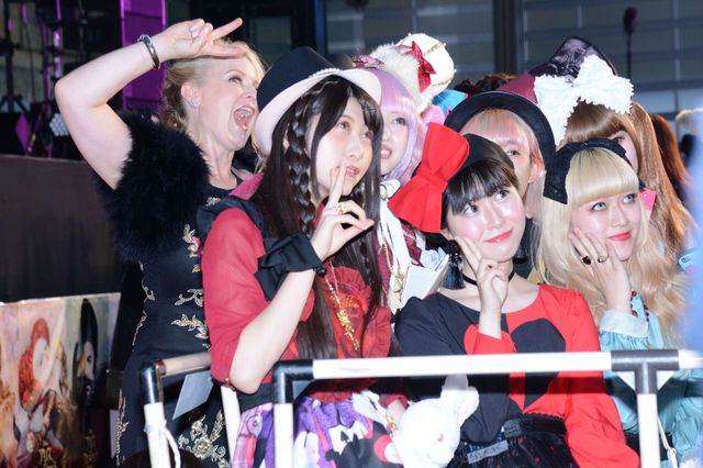 ミア、妖艶なドレスで降臨！『アリス・イン・ワンダーランド／時間の旅』ジャパンプレミアフォトギャラリー！（20枚目）