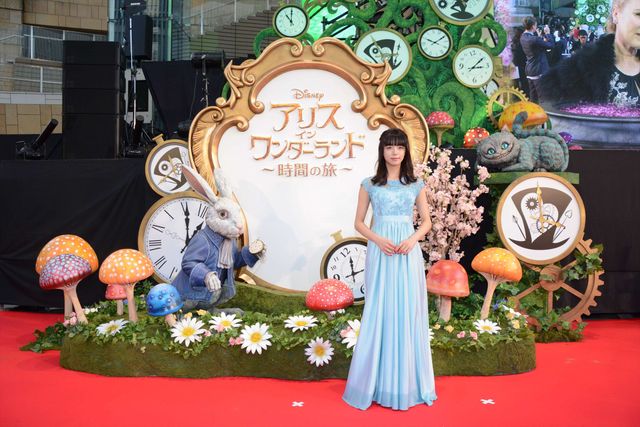ミア、妖艶なドレスで降臨！『アリス・イン・ワンダーランド／時間の旅』ジャパンプレミアフォトギャラリー！（40枚目）