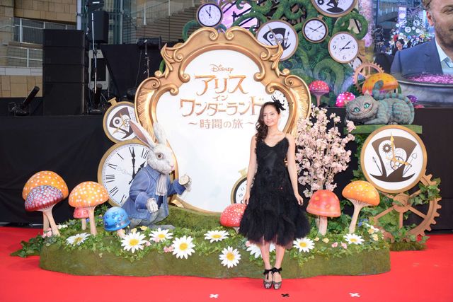 ミア、妖艶なドレスで降臨！『アリス・イン・ワンダーランド／時間の旅』ジャパンプレミアフォトギャラリー！（44枚目）