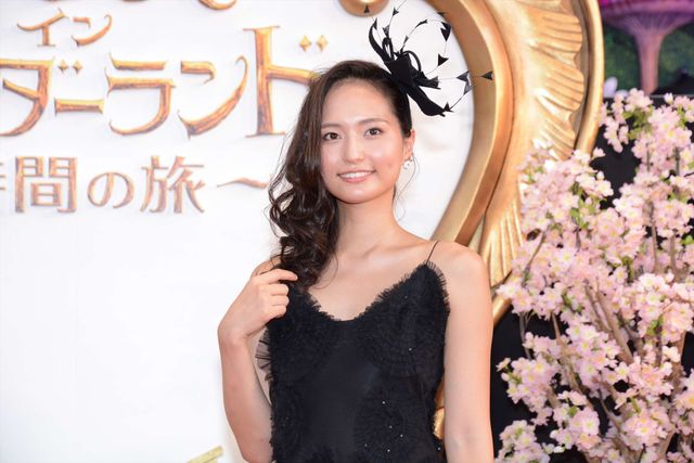 ミア、妖艶なドレスで降臨！『アリス・イン・ワンダーランド／時間の旅』ジャパンプレミアフォトギャラリー！（45枚目）