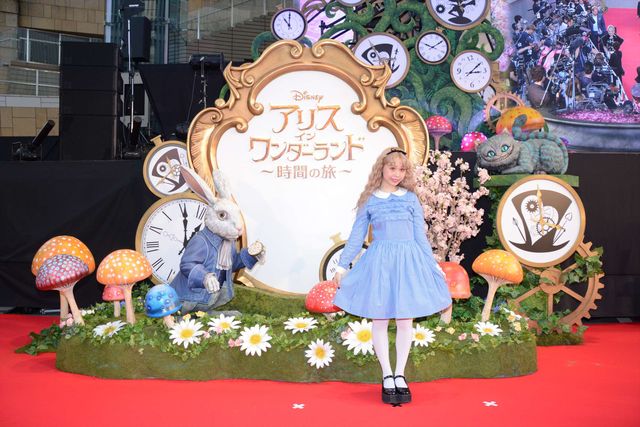 ミア、妖艶なドレスで降臨！『アリス・イン・ワンダーランド／時間の旅』ジャパンプレミアフォトギャラリー！（46枚目）