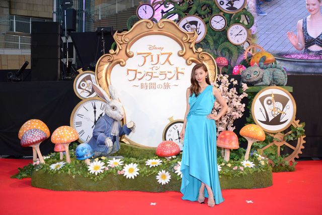 ミア、妖艶なドレスで降臨！『アリス・イン・ワンダーランド／時間の旅』ジャパンプレミアフォトギャラリー！（49枚目）