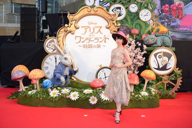 ミア、妖艶なドレスで降臨！『アリス・イン・ワンダーランド／時間の旅』ジャパンプレミアフォトギャラリー！（52枚目）