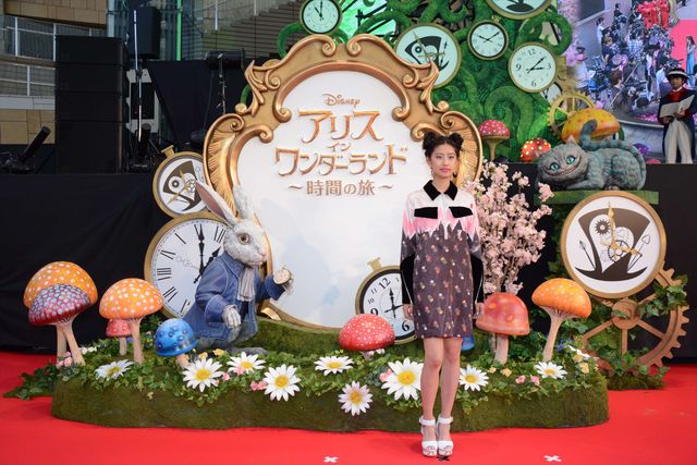 ミア、妖艶なドレスで降臨！『アリス・イン・ワンダーランド／時間の旅』ジャパンプレミアフォトギャラリー！（53枚目）