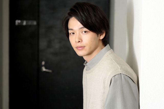 中村倫也のほほ笑み…！　映画『水曜日が消えた』インタビューカット（2枚目）