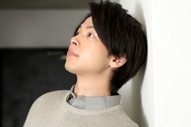 中村倫也のほほ笑み…！　映画『水曜日が消えた』インタビューカット（3枚目）