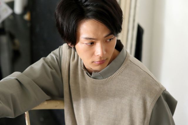 中村倫也のほほ笑み…！　映画『水曜日が消えた』インタビューカット（5枚目）