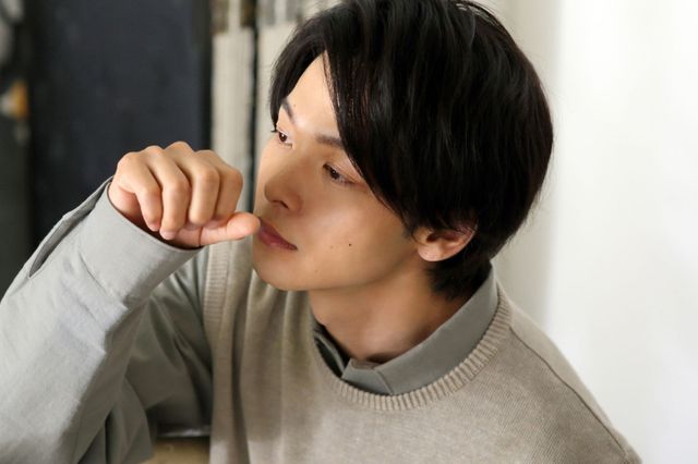 中村倫也のほほ笑み…！　映画『水曜日が消えた』インタビューカット（6枚目）