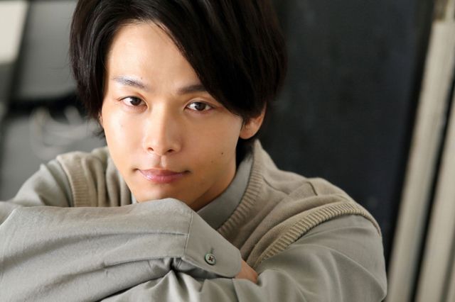 中村倫也のほほ笑み…！　映画『水曜日が消えた』インタビューカット（7枚目）