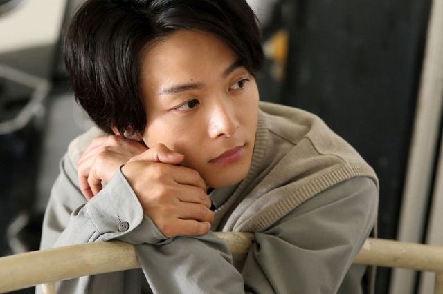 中村倫也のほほ笑み…！　映画『水曜日が消えた』インタビューカット（8枚目）