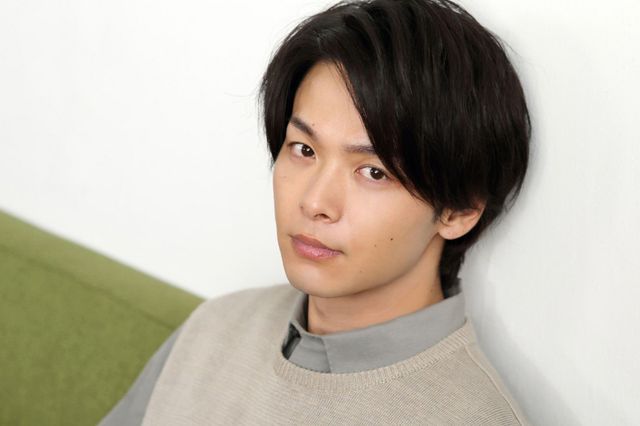 中村倫也のほほ笑み…！　映画『水曜日が消えた』インタビューカット（9枚目）