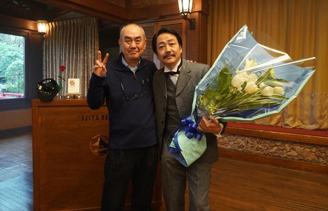 オールアップを迎えて花束をもらった大森南朋！『この道』撮影現場：フォトギャラリー