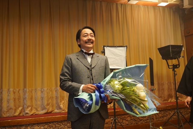 オールアップを迎えて花束をもらった大森南朋！『この道』撮影現場（2枚目）