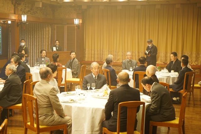 オールアップを迎えて花束をもらった大森南朋！『この道』撮影現場（3枚目）