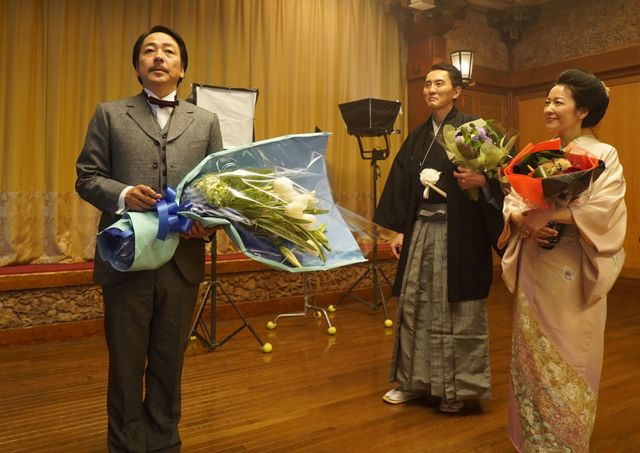 オールアップを迎えて花束をもらった大森南朋！『この道』撮影現場（4枚目）