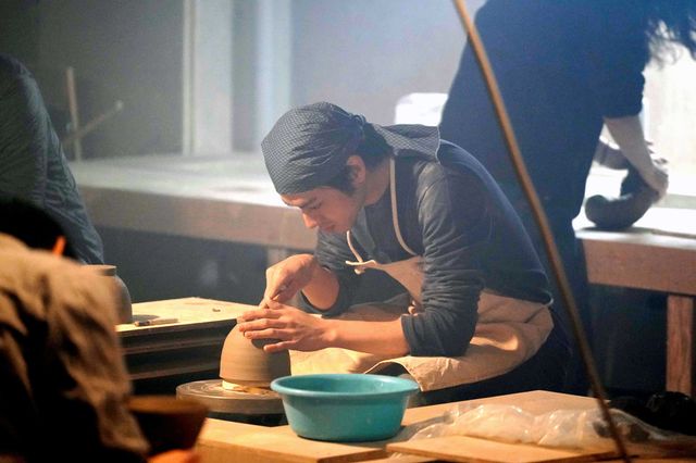 【4枚】イケメン“陶芸王子”山田裕貴！『嘘八百　京町ロワイヤル』場面写真（3枚目）