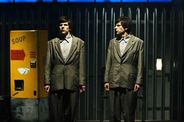 ジェシー・アイゼンバーグ×ミア・ワシコウスカ『嗤う分身』フォトギャラリー：フォトギャラリー