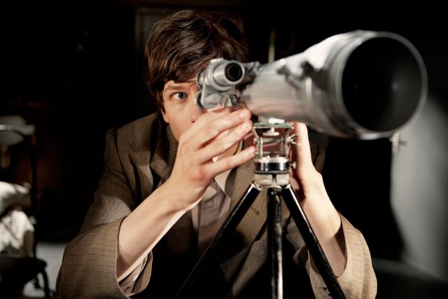 ジェシー・アイゼンバーグ×ミア・ワシコウスカ『嗤う分身』フォトギャラリー（2枚目）