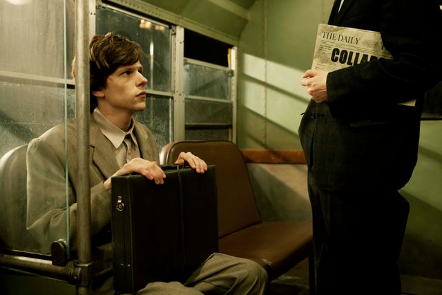 ジェシー・アイゼンバーグ×ミア・ワシコウスカ『嗤う分身』フォトギャラリー（4枚目）