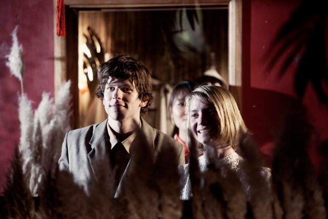 ジェシー・アイゼンバーグ×ミア・ワシコウスカ『嗤う分身』フォトギャラリー（5枚目）