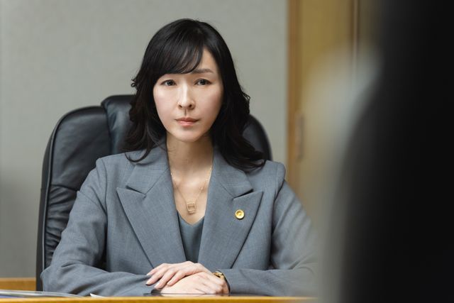 麻生久美子＆塩野瑛久「魔物」場面写真　弁護士と容疑者の禁断の愛…（5枚目）