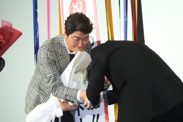 【14枚】草なぎ剛、尊敬するソン・ガンホに深くお辞儀&握手！：フォトギャラリー