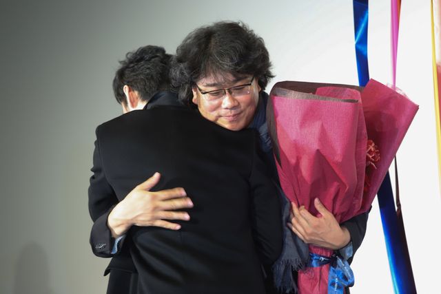 【14枚】草なぎ剛、尊敬するソン・ガンホに深くお辞儀&握手！（2枚目）