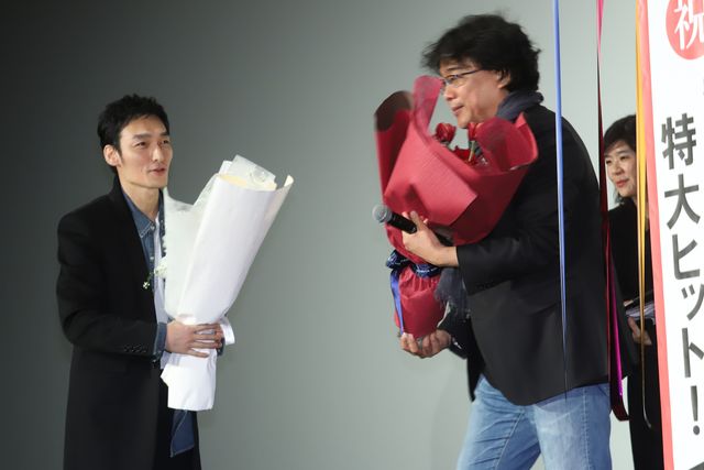 【14枚】草なぎ剛、尊敬するソン・ガンホに深くお辞儀&握手！（3枚目）