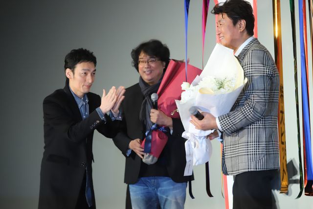 【14枚】草なぎ剛、尊敬するソン・ガンホに深くお辞儀&握手！（4枚目）