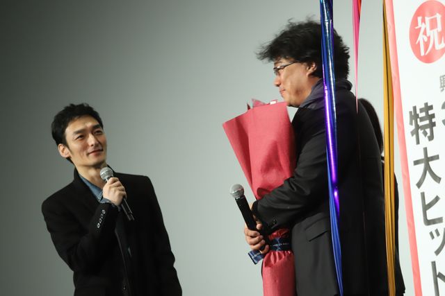 【14枚】草なぎ剛、尊敬するソン・ガンホに深くお辞儀&握手！（6枚目）