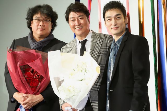 【14枚】草なぎ剛、尊敬するソン・ガンホに深くお辞儀&握手！（9枚目）