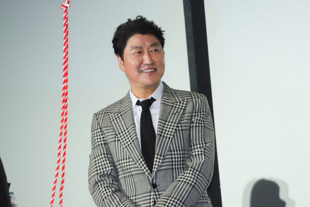 【14枚】草なぎ剛、尊敬するソン・ガンホに深くお辞儀&握手！（13枚目）