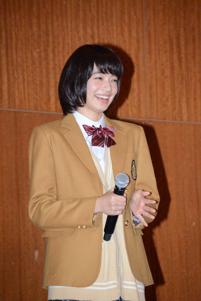 山下智久、学園祭にサプライズ登場！　ハグのプレゼントに生徒はメロメロ　画像ギャラリー（3枚目）