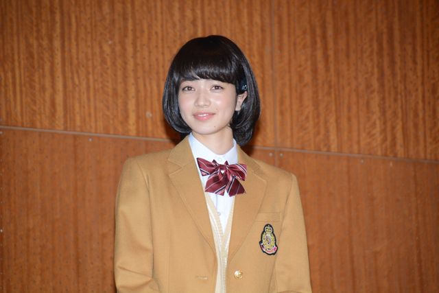 山下智久、学園祭にサプライズ登場！　ハグのプレゼントに生徒はメロメロ　画像ギャラリー（4枚目）