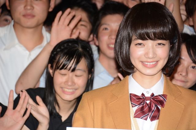 山下智久、学園祭にサプライズ登場！　ハグのプレゼントに生徒はメロメロ　画像ギャラリー（7枚目）