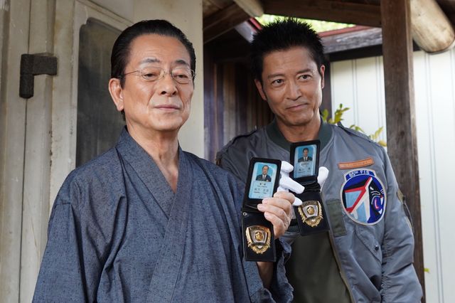 初回からギア全開の右京さん(右)&薫ちゃん(右)