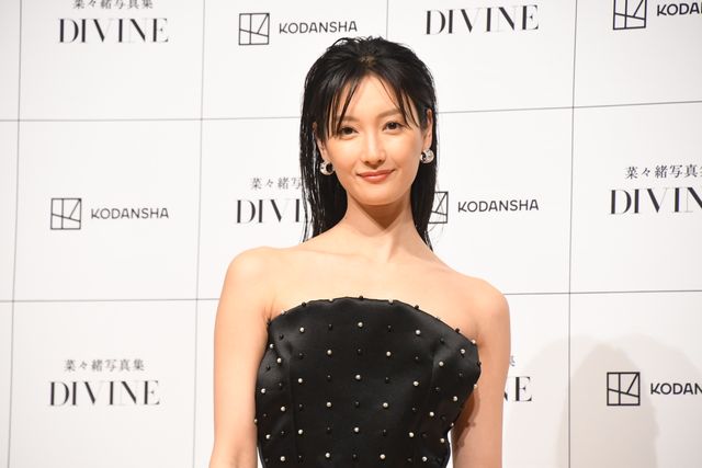 衝撃の“菜々緒ポーズ”から10年…菜々緒写真集「DIVINE」発売記念記者会見（4枚目）
