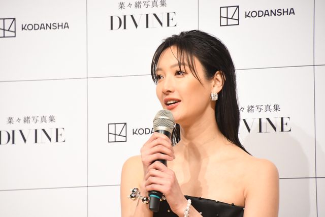 衝撃の“菜々緒ポーズ”から10年…菜々緒写真集「DIVINE」発売記念記者会見（6枚目）