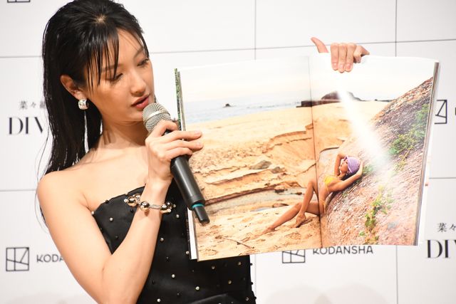 衝撃の“菜々緒ポーズ”から10年…菜々緒写真集「DIVINE」発売記念記者会見（7枚目）