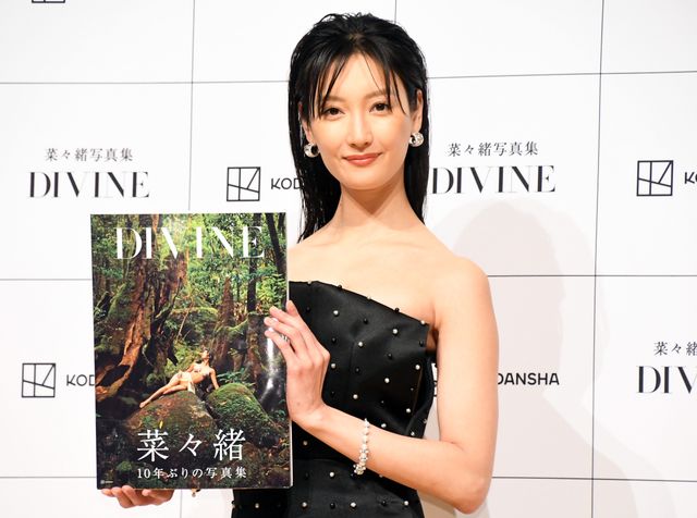 衝撃の“菜々緒ポーズ”から10年…菜々緒写真集「DIVINE」発売記念記者会見（10枚目）