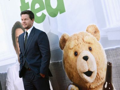 コメディーもアクションもヒューマンもいけまっせ！　-チャイニーズ・シアターで行われた『テッド（原題） / Ted』のプレミアに出席したマーク・ウォールバーグ