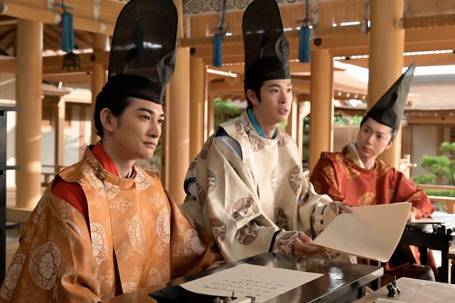 道長（柄本佑）の異母兄・道綱（上地雄輔）…大河ドラマ「光る君へ」第5回の場面写真（2枚目）