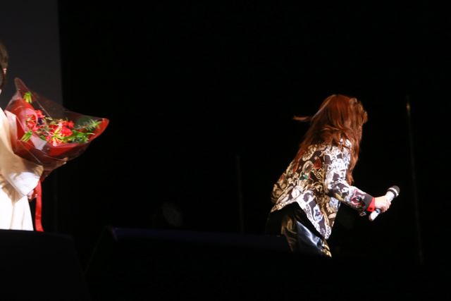 板野友美悲鳴！　デビュー10周年記念イベントに怖いあの子がサプライズ乱入！　画像ギャラリー：フォトギャラリー