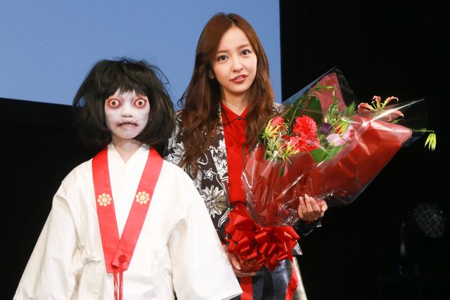板野友美悲鳴！　デビュー10周年記念イベントに怖いあの子がサプライズ乱入！　画像ギャラリー（5枚目）