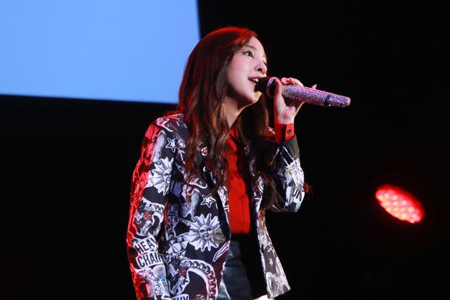 板野友美悲鳴！　デビュー10周年記念イベントに怖いあの子がサプライズ乱入！　画像ギャラリー（7枚目）