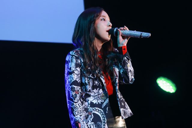 板野友美悲鳴！　デビュー10周年記念イベントに怖いあの子がサプライズ乱入！　画像ギャラリー（8枚目）