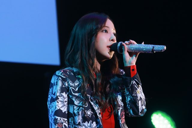 板野友美悲鳴！　デビュー10周年記念イベントに怖いあの子がサプライズ乱入！　画像ギャラリー（9枚目）